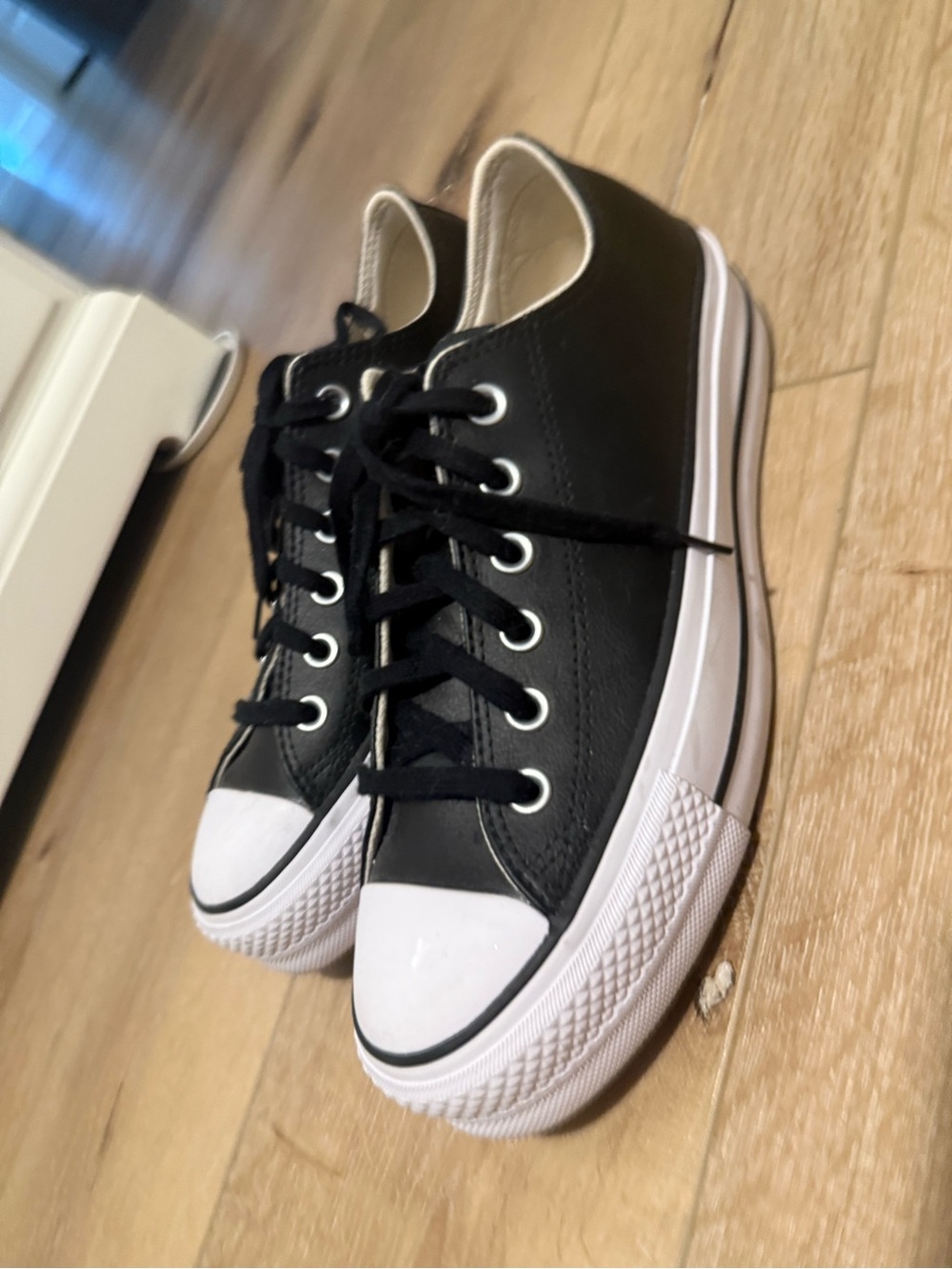 Women’s Converse Chuck Taylor All Star Lift Platform Leather – Size 8.5